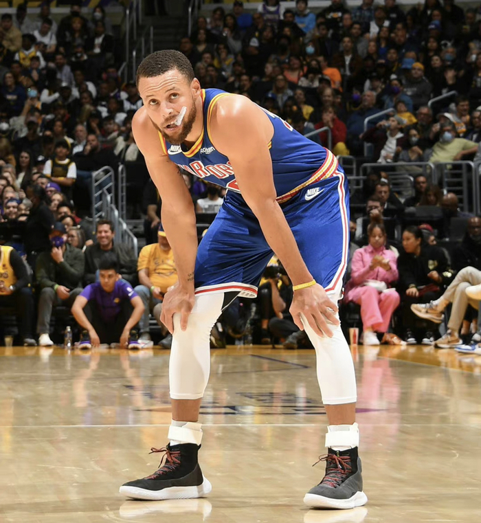 关于从萨克拉门托国王围绕NBA总决赛调整名单到上海海港窗口期更衣室发声，关键时刻曼联调整名单以备法国杯的信息